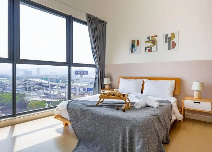 Modern City Haven Premium Amenities 2 Rooms 3 Beds